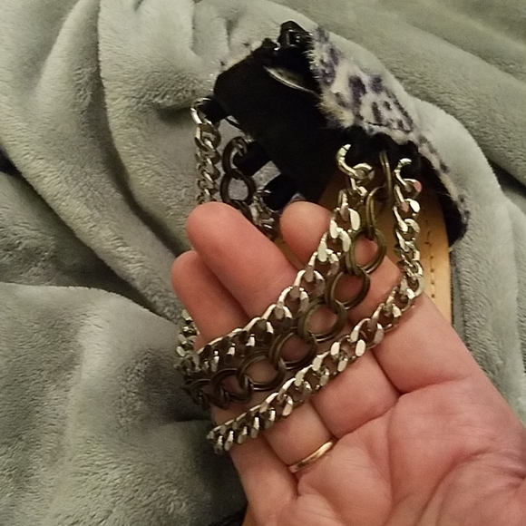 Leopard Print Flat Sandals with Chain Detail - Picture 6 of 6